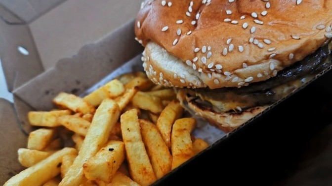 Kime hamburger ısmarlamak isterdin?