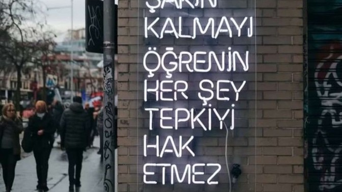 Kendi kendine kurulan insanlara ne yapıyorsunuz?