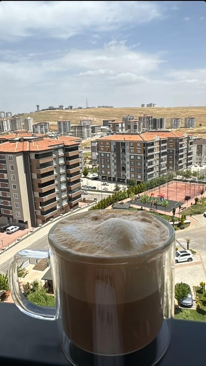 Sizce yalnız içilen kahve mi daha huzurlu, yoksa bir sohbet eşliğinde mi?
