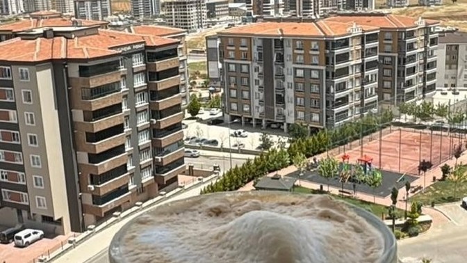 Sizce yalnız içilen kahve mi daha huzurlu, yoksa bir sohbet eşliğinde mi?