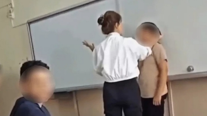 Öğrencisini saçlarını kopartacağını söyleyerek dövdü! Siz de öğretmenizden hiç dayak yediniz mi?