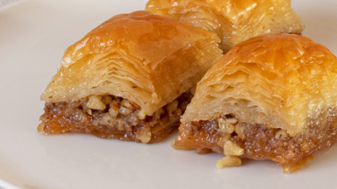 🥧 Tepsi Savaşları Başlasın! Baklava mı Kadayıf mı?