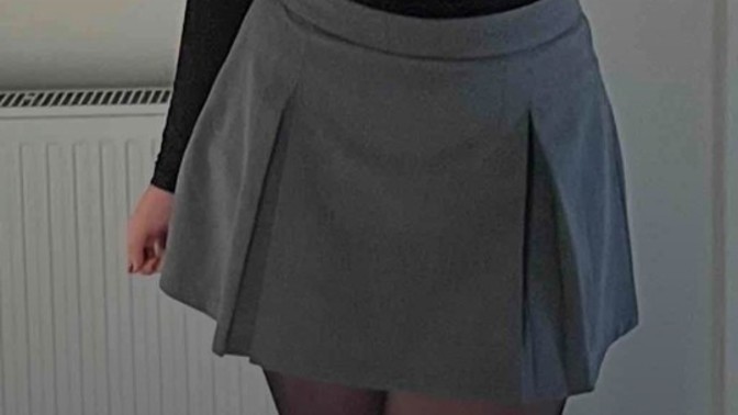 Bu eteğin üstüne beyaz bir t-shirt ya da bluz ne yakışır bulur musunuz?