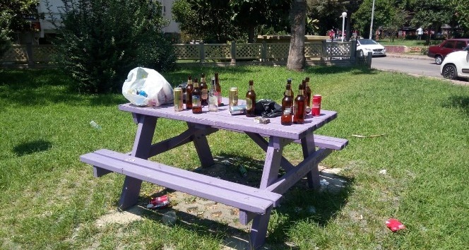 Dışarıya çöp atmayı kimler kendine yakistiriyor? Eline ne geçiyor bu insanların? Hiç mi gözleri arkada kalmıyor? Bu nasıl rahatlık?