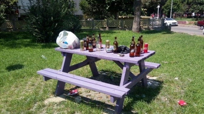 Dışarıya çöp atmayı kimler kendine yakistiriyor? Eline ne geçiyor bu insanların? Hiç mi gözleri arkada kalmıyor? Bu nasıl rahatlık?