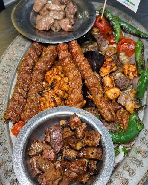 Akşam yemeğinde size karışık kebap tabağı hazırlasam yer misiniz?
