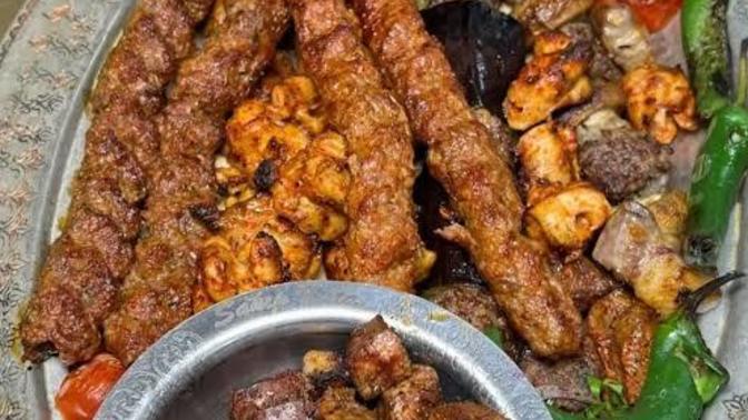 Akşam yemeğinde size karışık kebap tabağı hazırlasam yer misiniz?