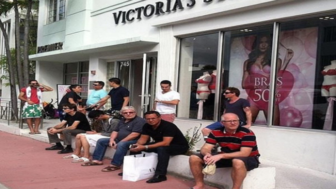 Alışveriş yaparken erkek arkadaşınızı yanınıza alıyor musunuz? Erkekler kız arkadaşınızla alışverişe gitmek sıkıcı mı?