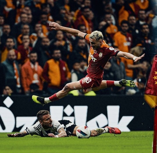 Siz bu fotoğrafları nasıl yorumlarsınız 😜 Galatasaray ın şampiyonluğu hakkında ne düşünüyorsunuz?