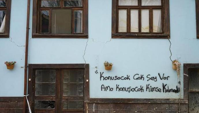 Evinizin dış cephe duvarına insanların görüp feyz alacağı bir duvar yazısı yazsanız ne yazardınız?