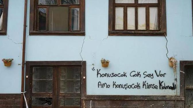 Evinizin dış cephe duvarına insanların görüp feyz alacağı bir duvar yazısı yazsanız ne yazardınız?