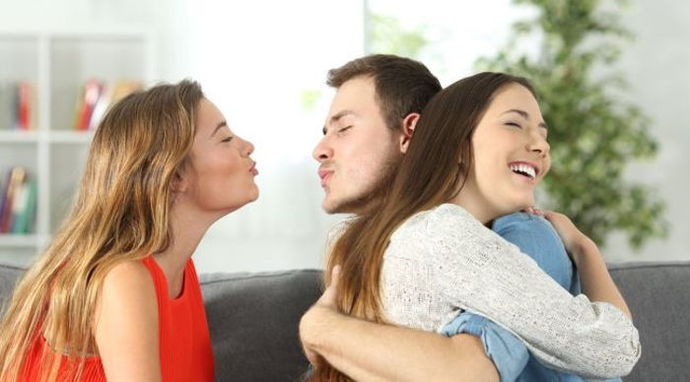 Aldatan mı suçlu? Yoksa hemcinsinin aldatıldığını bile bile o erkeğin koluna giren kadın mı?