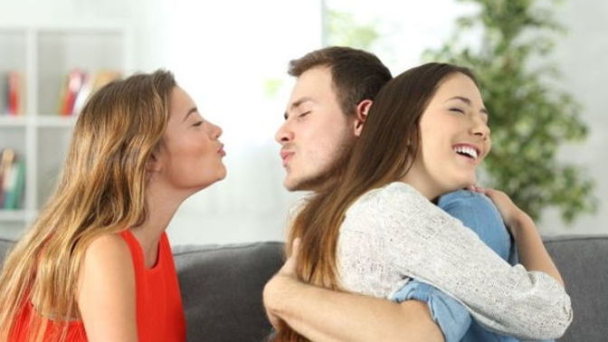 Aldatan mı suçlu? Yoksa hemcinsinin aldatıldığını bile bile o erkeğin koluna giren kadın mı?
