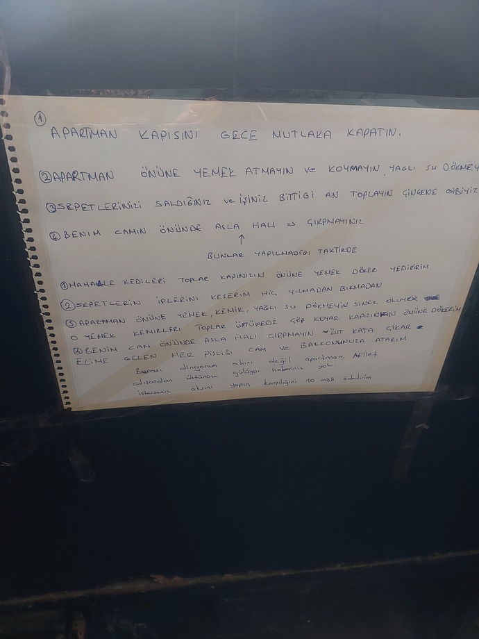 Bir gun apartman kapiniza boyle bir yazi astiklarini gorseniz ne yapardiniz?