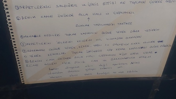 Bir gun apartman kapiniza boyle bir yazi astiklarini gorseniz ne yapardiniz?