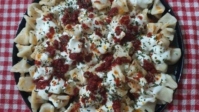 Mantı sarımsaklı mı yenir, sarımsaksız mı?