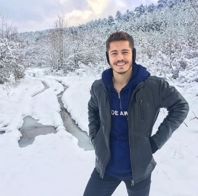 Çağatay Ulusoy mu daha yakisikli bu kişi mi?