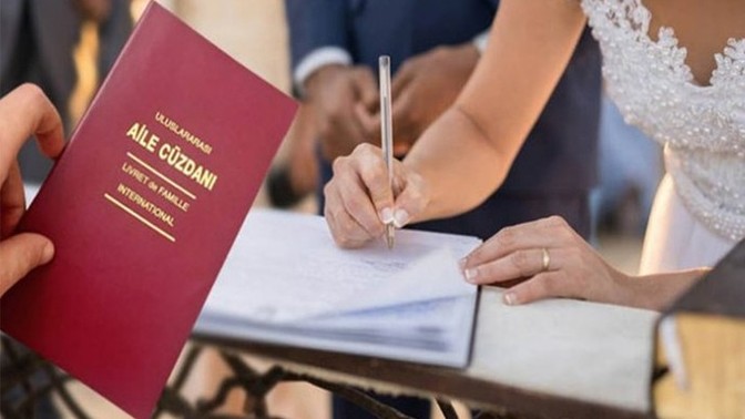 Evlilikler hiç olmadığı kadar azalmış, sizce sebebi neler olabilir?