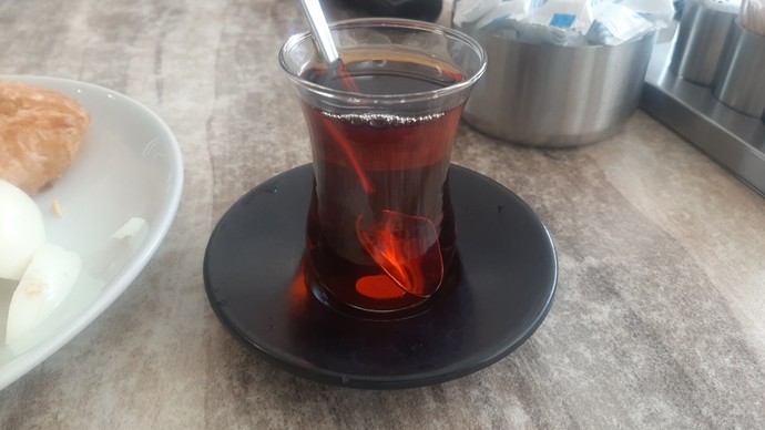 Evet keyifler nasıl ben kahvaltı yapıyom boyozla çay mis?