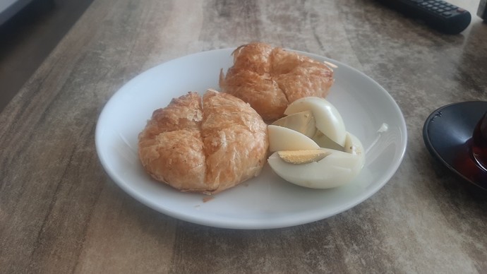Evet keyifler nasıl ben kahvaltı yapıyom boyozla çay mis?
