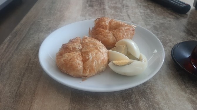 Evet keyifler nasıl ben kahvaltı yapıyom boyozla çay mis?