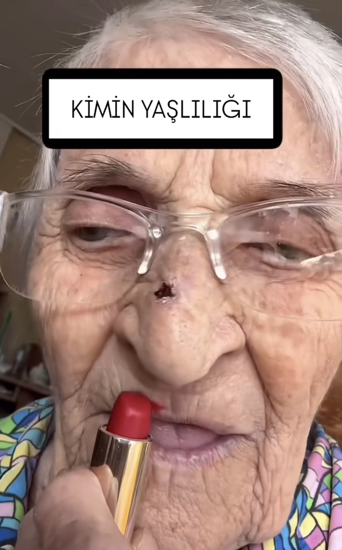 Bu kimin yaşlılığı acaba rujum olmadan asla bir kadın her yaşta süslü olmalı dimi?