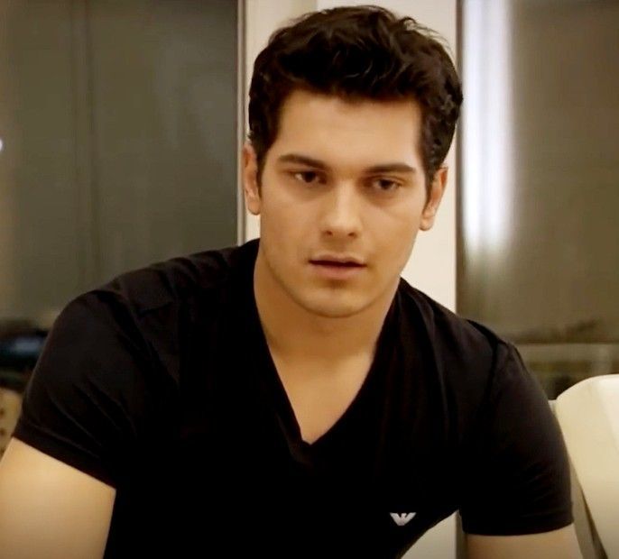 Çağatay Ulusoy en çok hangi dizide yakışıklıydı sizce?