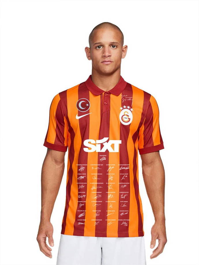 (Fanatik Galatasaraylılara) Sizce hangi forma daha güzel ya da biri size forma hediye edecekse hangisini isterdiniz ?