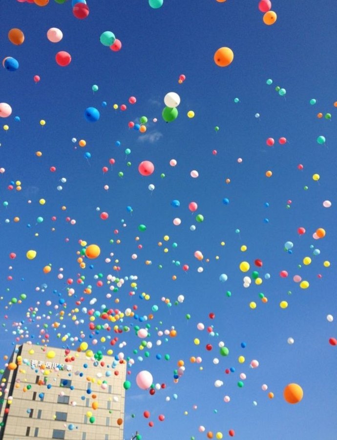 Kanseri yenen Ali Asaf icin , vatandaslar bugun Sancaktepede binlerce balon ucurdu? Cok güzel degil mi?