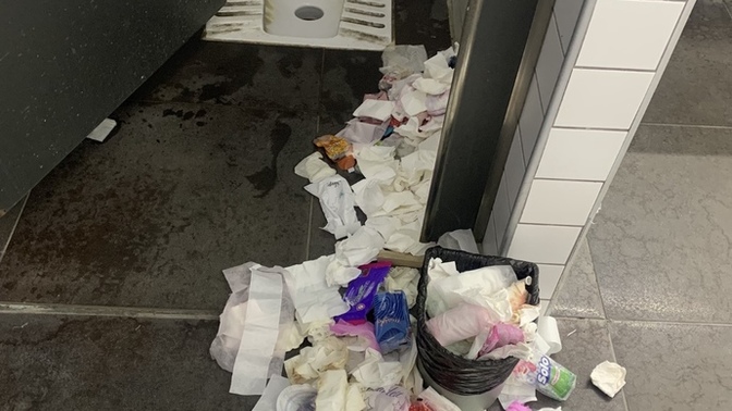 Burası üniversitenin kızlar tuvaleti bu kızlara medeniyet ne zaman gelecek?