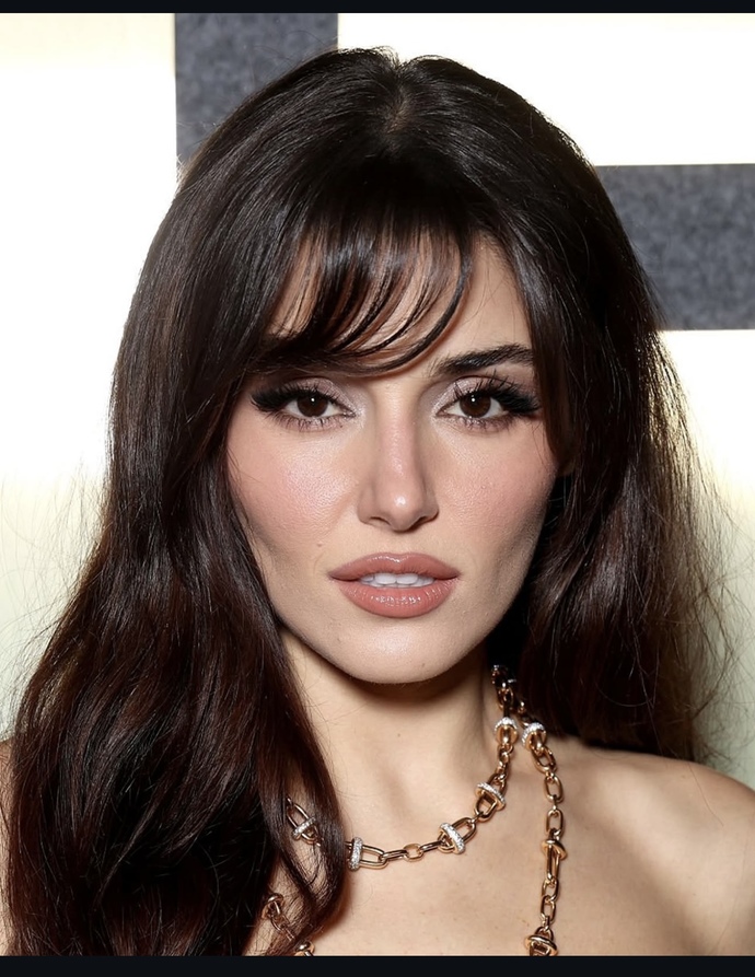 Hande Erçelin güzelliği sizce bebeksi mi kadınsı mı?
