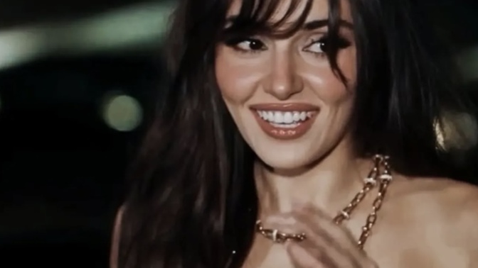 Hande Erçel'in güzelliği sizce bebeksi mi kadınsı mı?