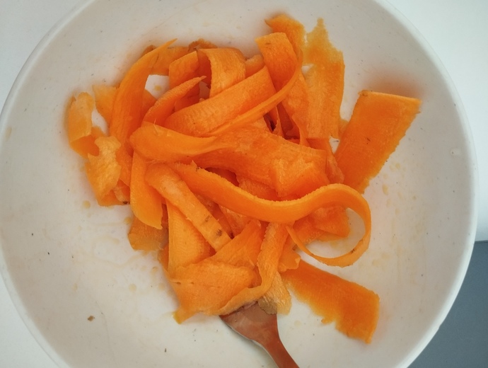 1 adet havuç, bolca limon ve bir miktar zeytin yağı.