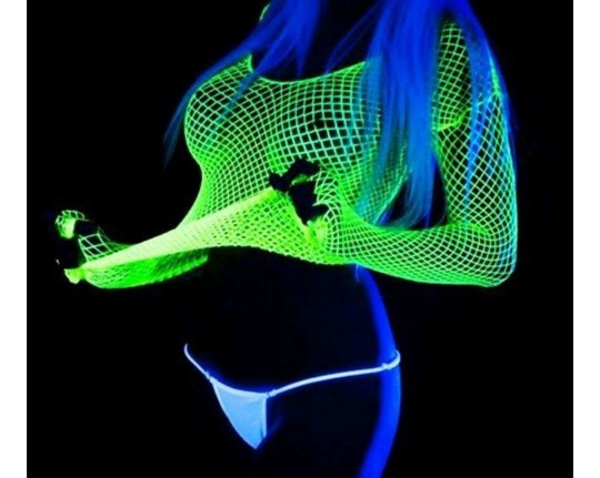 Karanlıkta parlayan neon bikini giyebilir misin?