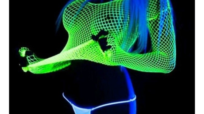 Karanlıkta parlayan 'neon bikini' giyebilir misin?