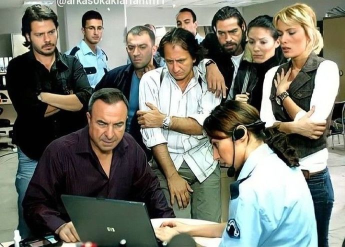 Arka Sokaklar dizisinin bu kadar uzun sürmesini kaliteye mi, yoksa izleyici alışkanlığına mı bağlıyorsunuz?