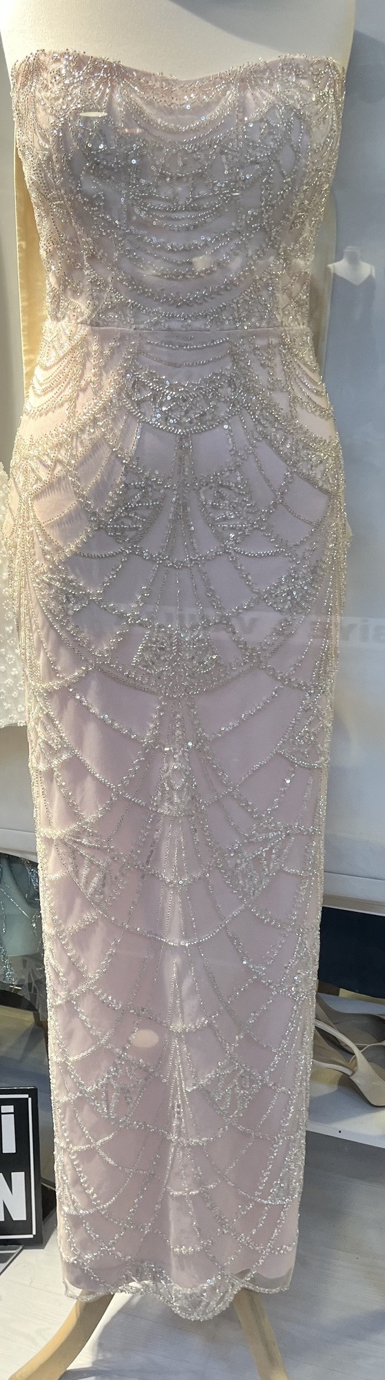 Davet evinde nişan yapacağız. Nişan elbisem güzel mi sizce, fiyatı 9.500 TL?