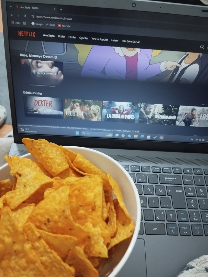 Aylardan sonra ilk defa cipsle dizi keyfi yapıcam, cheat meal olsun bu da. 😋