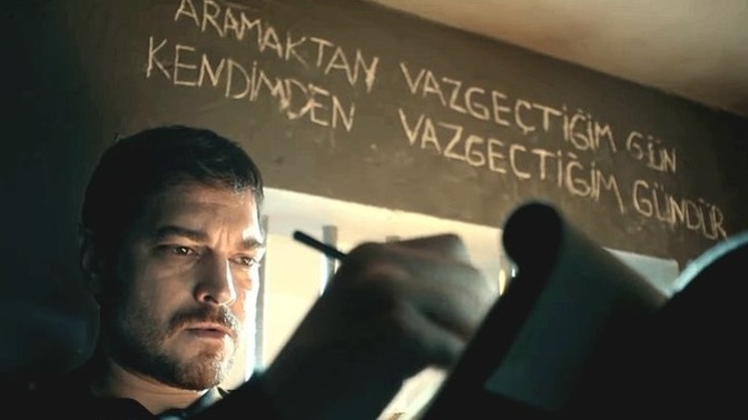 Mantıklı seçimler yaparak aşktan vazgeçmek sence akıllıca mı, korkakça mı?