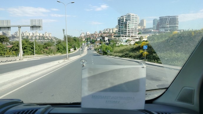 Sabah güneşi doğarken, ibibik kuşları öterken, mesai bitince eve giderken, serviste hangi şarkı dinlenir?
