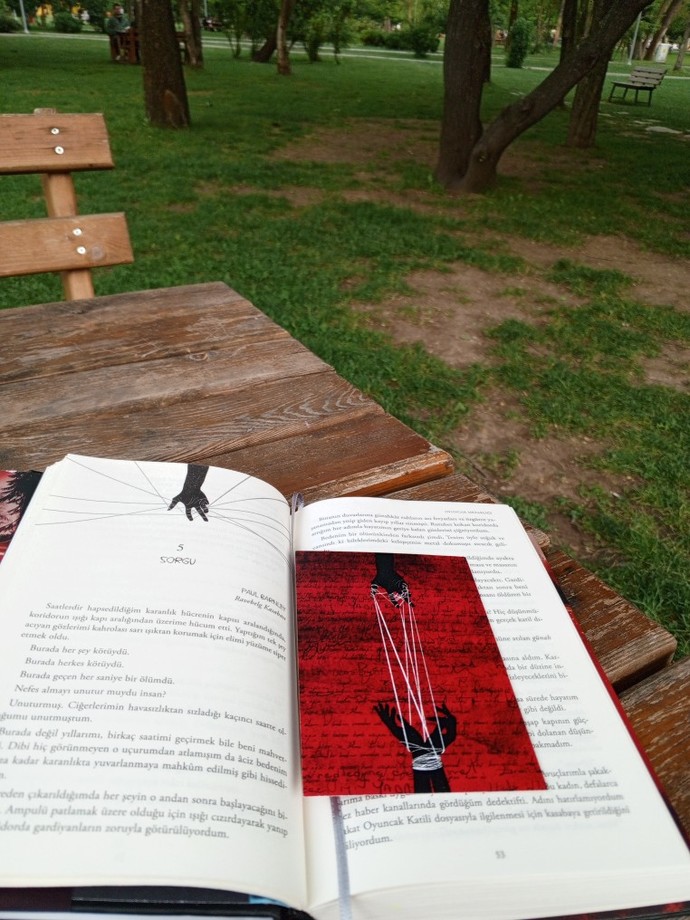 Benim gibi açık alanda kitap okumayı seven kimler var?