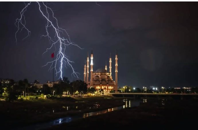 Adana dellendi yine şimşekler durmuyor, sizde havalar ne durumda?