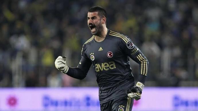 Sizce yurtdışında hiç oynamamış en iyi Türk futbolcu hangisidir?