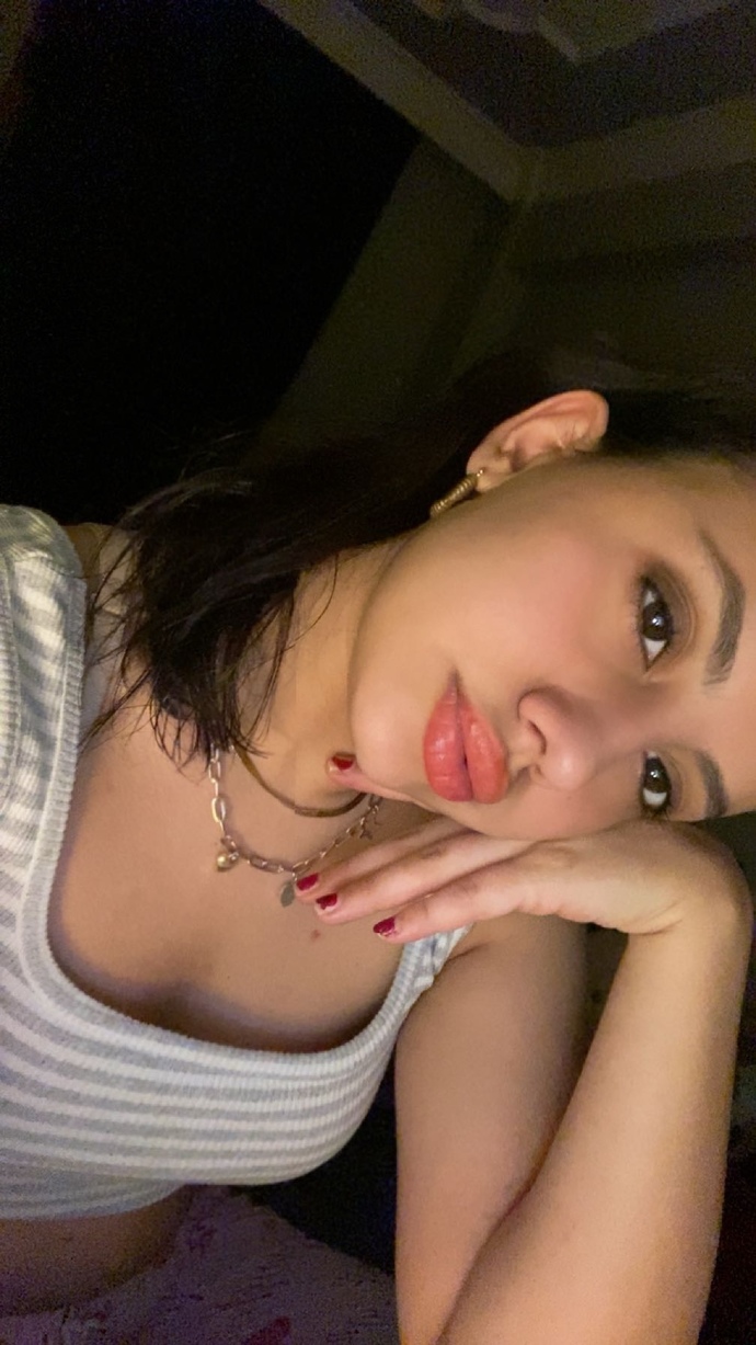 Dudağımdaki ruj değil nemlendirici. Makyajsız halim çok mu kötü sizce?
