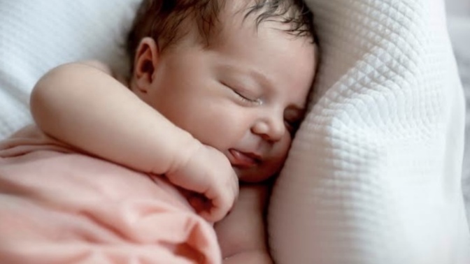 Bir bebek doğduktan ne kadar süre sonra halka açık alanlara çıkmaya başlayabilir?