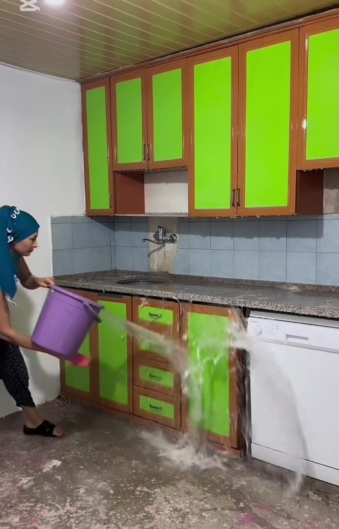 Mutfağımızı şöyle bir kova su ile foşur foşur yıkasak nasıl olurdu?