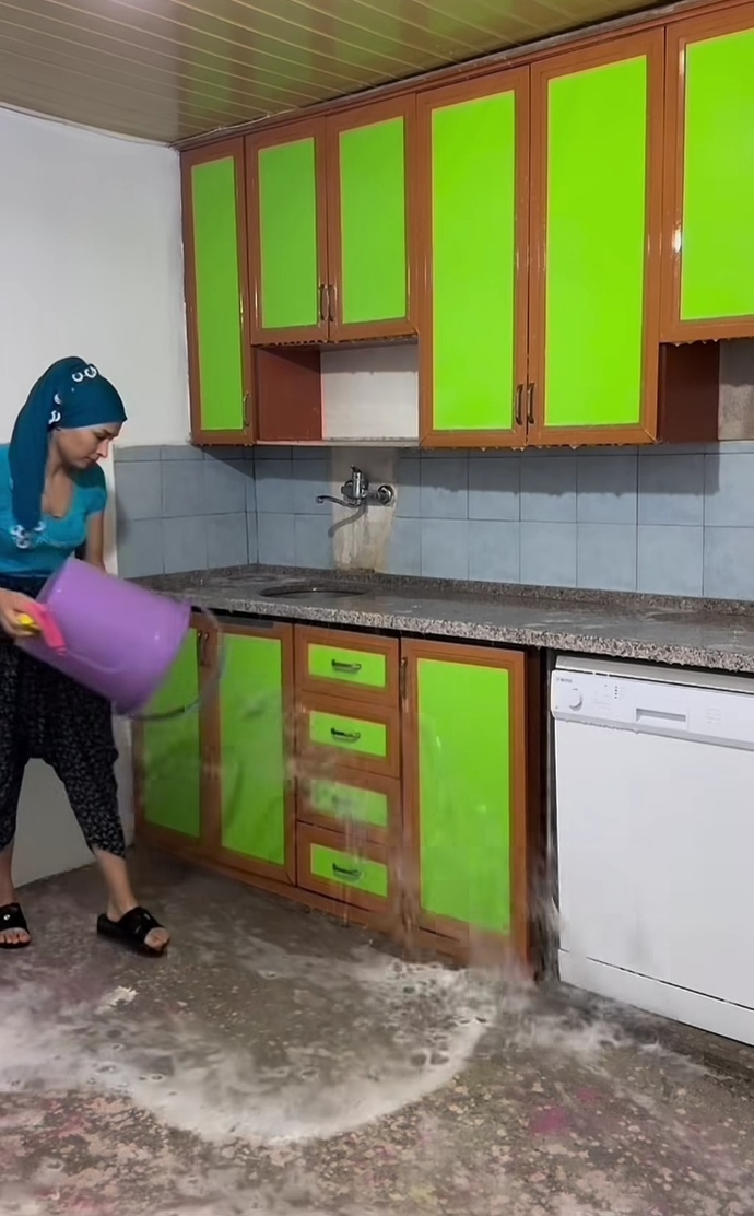 Mutfağımızı şöyle bir kova su ile foşur foşur yıkasak nasıl olurdu?