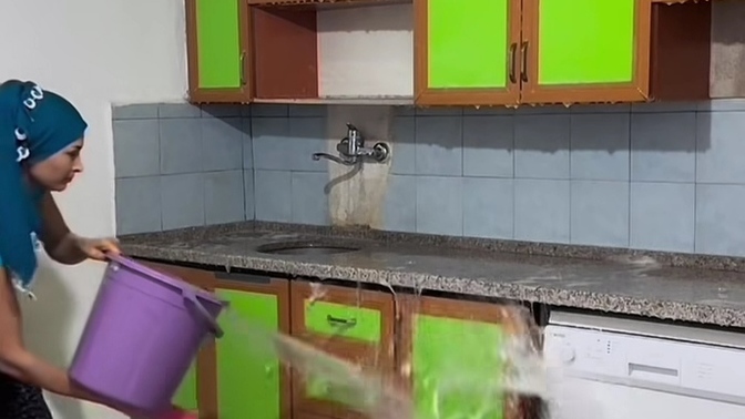 Mutfağımızı şöyle bir kova su ile foşur foşur yıkasak nasıl olurdu?