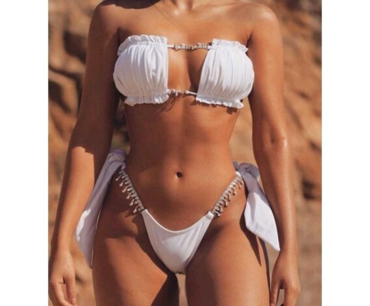 Taşlı bikini mi daha havalı yoksa ipli bikini mi?