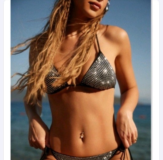 Taşlı bikini mi daha havalı yoksa ipli bikini mi?